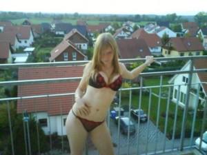 teenie exfreundin posiert in unterwaesche auf dem balkon