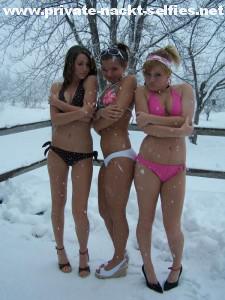 drei teens frieren im schnee nur im bikini