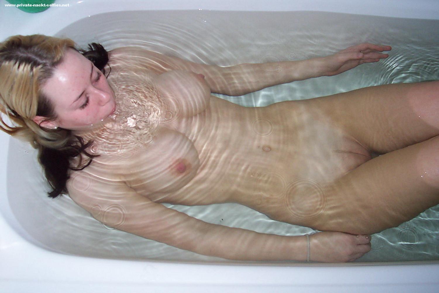 Nackte Freundin Mit Rasierter Fotze Im Klaren Badewasser Private