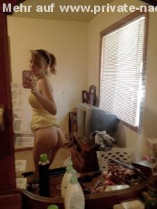 lisa fotografiert im spiegel selber ihren nackten arsch
