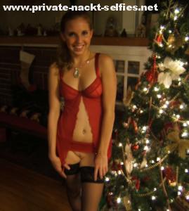 sexy reizwaesche freundin neben dem tannebaum zu weihnachten nackt